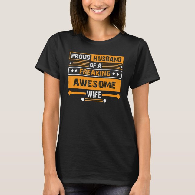 Camiseta Proud Husband of a Freaking Awesome Wife Trophy (Frente)