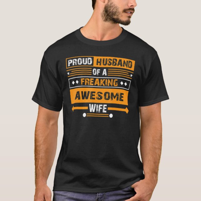 Camiseta Proud Husband of a Freaking Awesome Wife Trophy (Frente)
