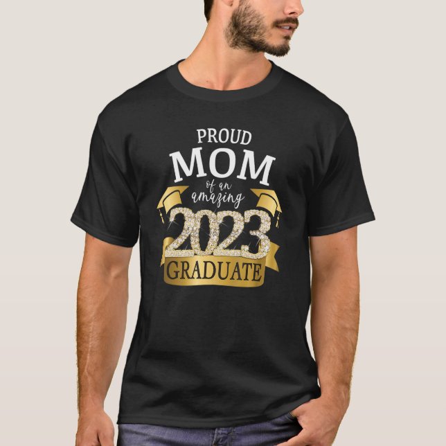Camiseta Proud Mom I 2023 Graduate Yellow Black Family Phot (Frente)