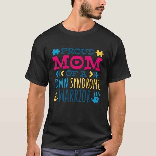 Camiseta Proud Mom Of A Down Syndrome Warrior T21 Down Synd (Frente)
