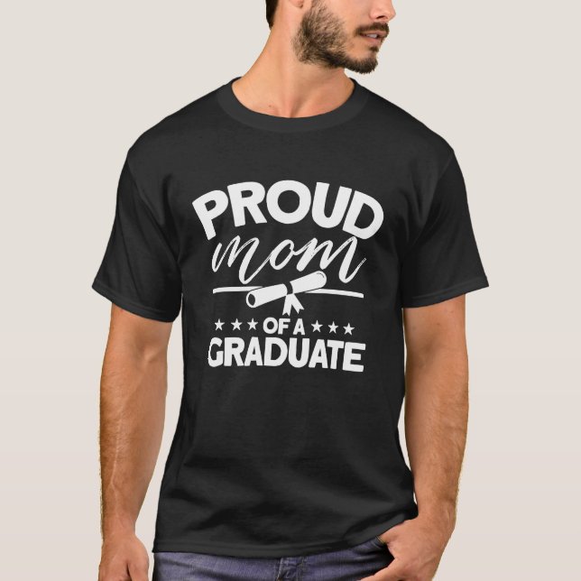 Camiseta Proud Mom Of A Graduate  Graduate Graduation (Frente)