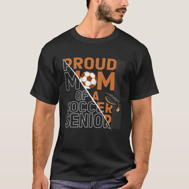 Camiseta Proud Mom Of A Soccer Senior Soccer Players Proud  (Frente)