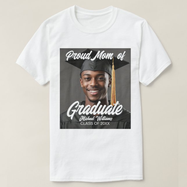 Camiseta Proud Mom of Graduate Photo Name Year Graduation (Frente do Design)
