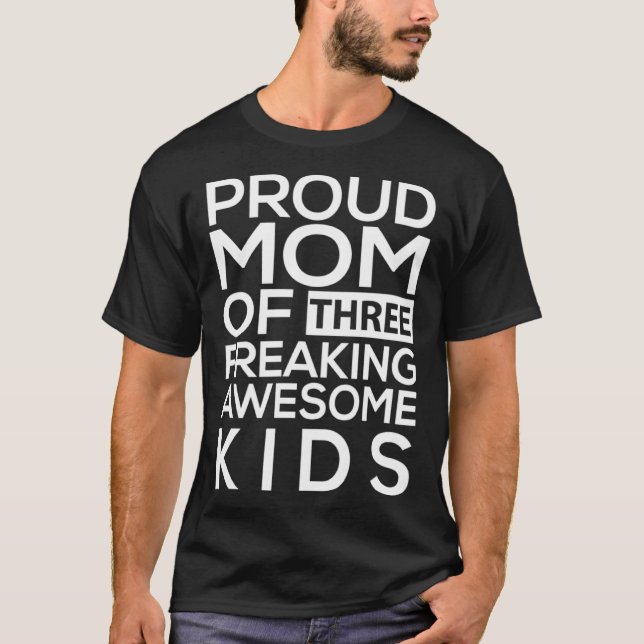Camiseta Proud Mom of Three Freaking Awesome Kids  Mother s (Frente)