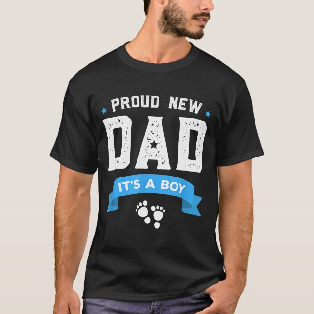 Camiseta Proud New Dad Shirt Cute Its A Boy Gift Baby Fathe (Frente)