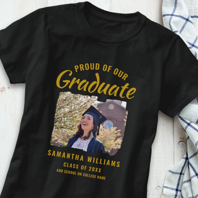 Camiseta Proud Of Our Graduate 2026 Photo Graduation Black (Criador carregado)