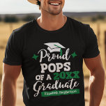 Camiseta Proud pops of the graduate<br><div class="desc">Celebrate your grandson's or grandaughter's graduation with this modern t-shirt featuring a "Proud POPS of a 2023 Graduate" typography in white and green fonts decorated with a black grad cap with green tassel; easily personalize this t-shirt with the graduation year and the grad's name by editing the template fields. This...</div>