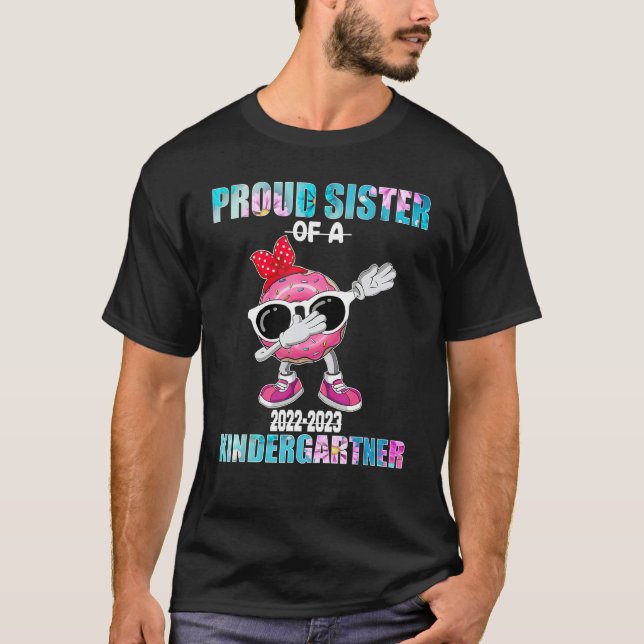 Camiseta Proud Sister Of A Kindergartener 2022 2023 Back To (Frente)