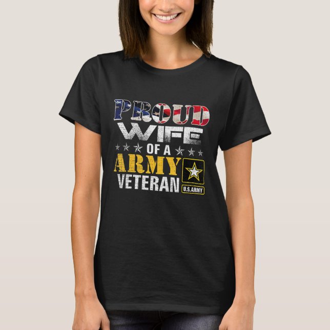 Camiseta  Proud Wife Of A Army Veteran American Flag (Frente)
