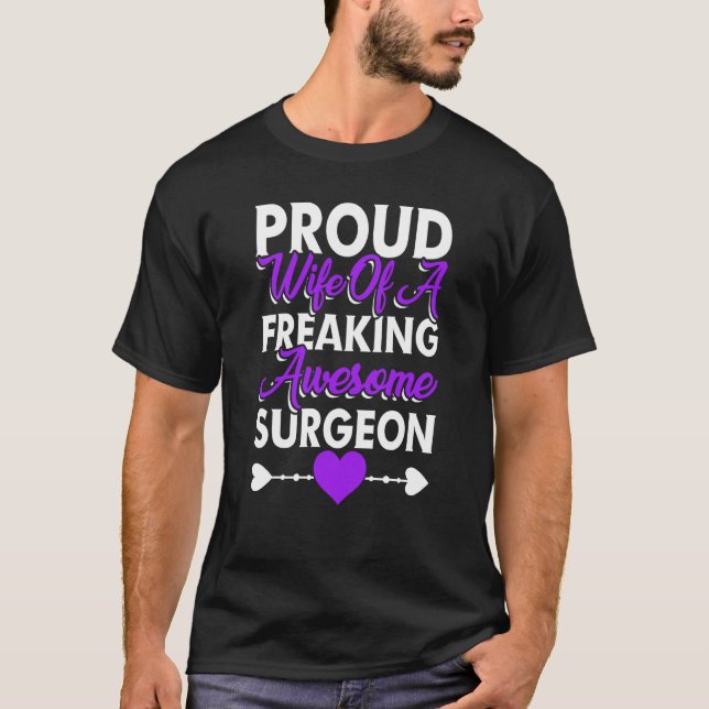 Camiseta Proud Wife Of Surgeon Medical Doctor Surgery Docto (Frente)