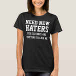 Camiseta Provérbio engraçado dos aborrecedores novos da<br><div class="desc">Precise aborrecedores novos,  velhos estão começando gostar de me. Provérbio/citações engraçados. Texto/pia batismal brancos. Todo o texto é inteiramente customizável. Aborrecedores que vão diar? Às vezes podem mudar.</div>
