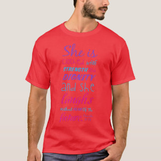 Camiseta Provérbios Ela está vestida em força e dignidade