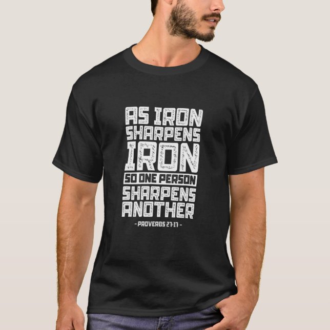 Camiseta Proverbs 2717 - Bíblia Cotação: Rel de Escrituras  (Frente)
