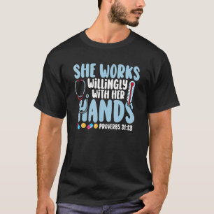 Camiseta Proverbs 31 She Works Willingly With Her Hands Nur