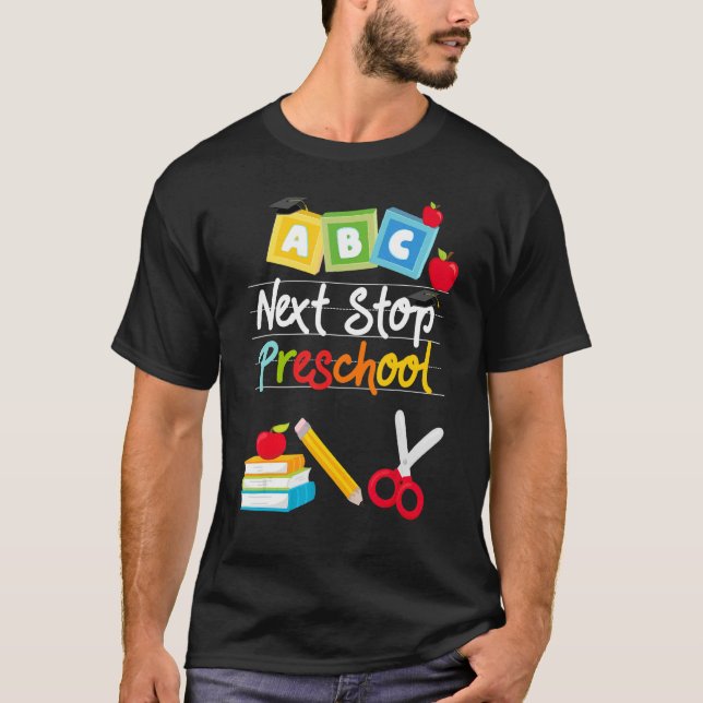 Camiseta Próxima Parada Pré-Escolas pré-K Formando de Cuida (Frente)
