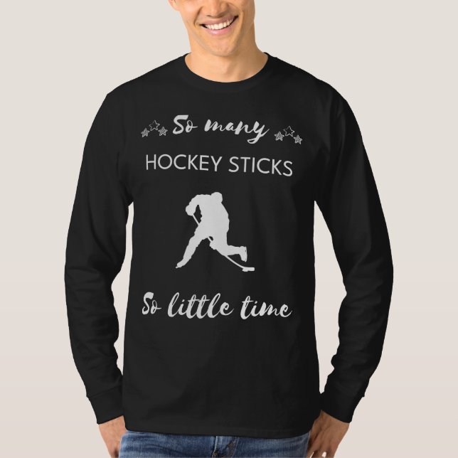 Camiseta Puck Sim! Tantos Sticks de Hóquei, tão Pouco Tempo (Frente)