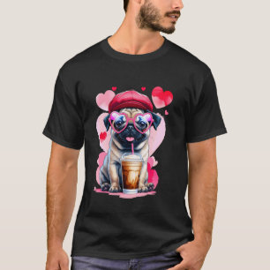 Camiseta Pug Adorável com Óculos de Coração e Café Gelado