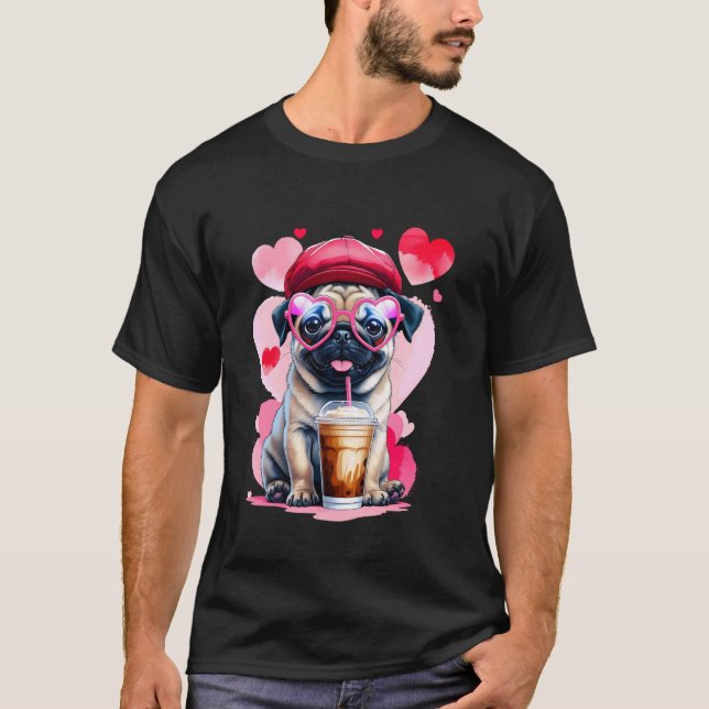 Camiseta Pug Adorável com Óculos de Coração e Café Gelado (Frente)