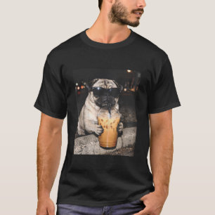 Camiseta Pug Bebendo Café Gelado Meme Engraçado de Cachorro