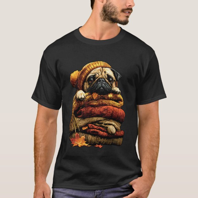 Camiseta Pug Colorido Descansando com Folhas de Outono Acon (Frente)