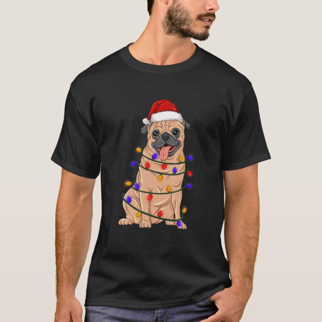 Camiseta Pug Dog Wearing Christmas Hat Lights (Frente)