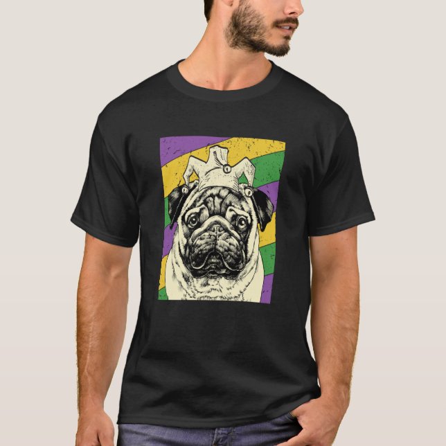 Camiseta Pug Jester Mardi Gras Dog Mom or Dad (Frente)