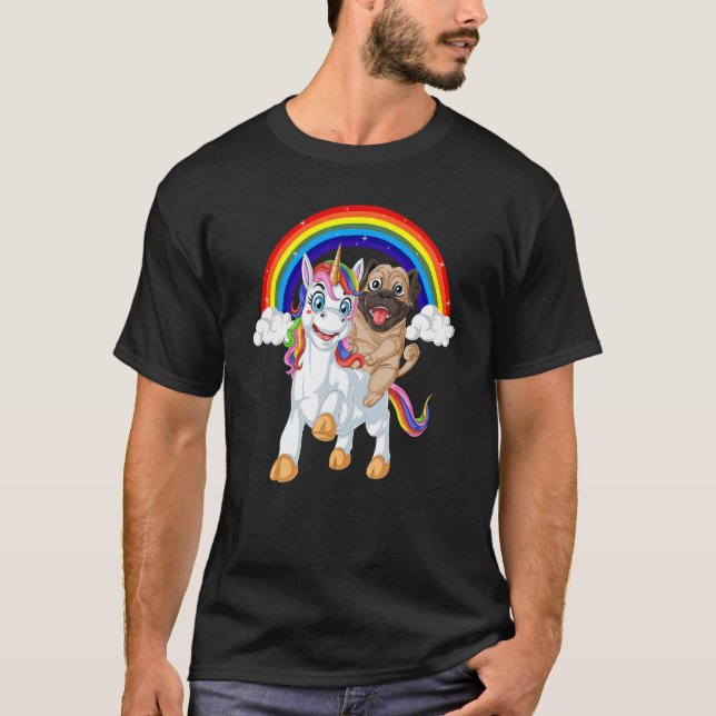 Camiseta Pug Montando Unicórnio Arco-íris No Espaço Arco-ír (Frente)