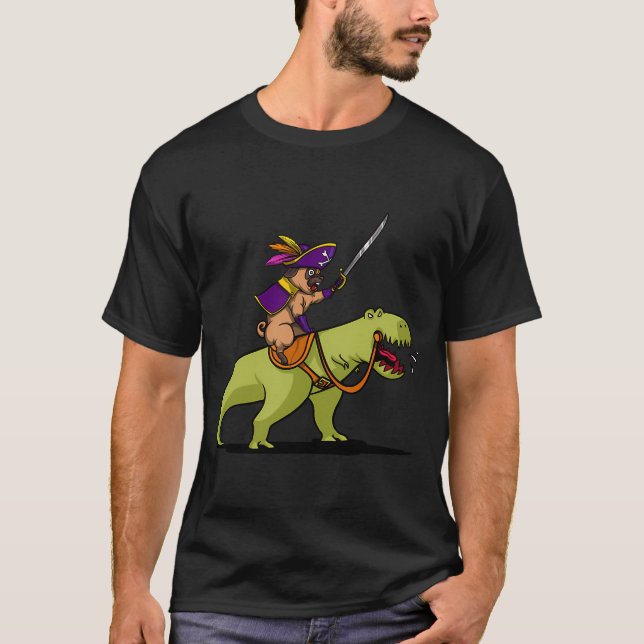Camiseta Pug Pirata Montando Dinossauro T-Rex (Frente)