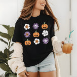 Camiseta Pumpkins Flowers de Coquette Halloween<br><div class="desc">Coquette Halloween Pumpkins Flowers Skulls Tri-Blend Shirt apresenta flores,  abóboras e crânios em roxo,  laranja e branco. Perfeito para festas de Halloween,  viagem de meninas e comemorações. Criado pelo Evco Studio www.zazzle.com/store/evcostudio</div>