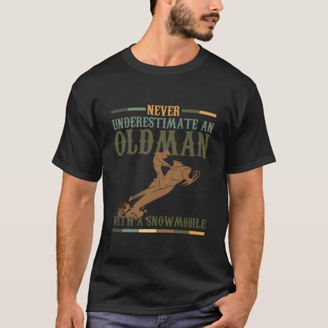 Camiseta Pun Never Underestimate An Old With A Snowmobile (Frente)