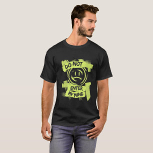 Camiseta Punk Grunge Smiley com Fita de Advertência em Espi