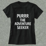 Camiseta Purr The Adventure Seeker Funny Personalizado Negr<br><div class="desc">Libere o seu explorador interno com o "Purr The Adventure Seeker Engraçado Gato Simples, Corno Moderno Clássico Personalizado Negro e Branco". Apresentando tipografia Sans Serif de luxo e um traçado elegante de design, este chá inspirado em gatinhos é perfeito para aparições casuais ou presentes pensativos. Da Cat Lovers Roupa para...</div>