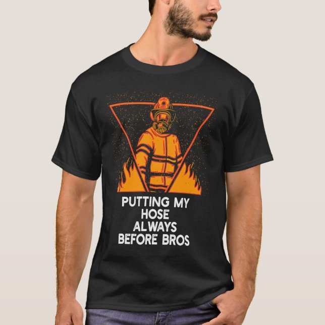 Camiseta Putting My Hose Before Bros  Firefighter Humor Fir (Frente)