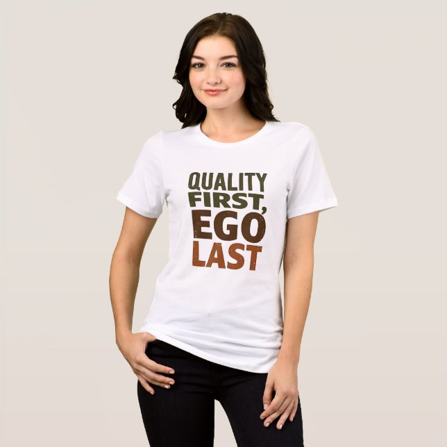 Camiseta Qualidade Primeiro, Ego Por Último (Frente Completa)