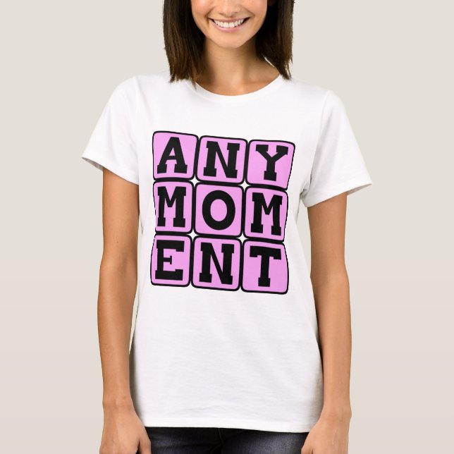 Camiseta Qualquer Momento, Anúncio de Gravidez (Menina) (Frente)