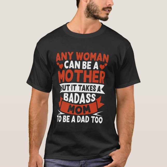 Camiseta Qualquer Mulher Pode Ser Mãe, Mas Precisa De Um Mo (Frente)