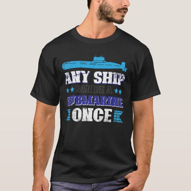 Camiseta Qualquer Navio Pode Ser Submarino. Uma Vetera Subm (Frente)