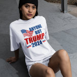 Camiseta Qualquer Um, Mas Engraçado, Eleições 2024<br><div class="desc">Votem em qualquer um,  menos Trump nas eleições de 2024 para se manterem patriotas. Republicanos e Democratas precisam se unir contra Donald Trump e votar em Joe Biden para que possamos manter a América segura. Bandeira americana numa camiseta política com mensagem anti-Trump.</div>