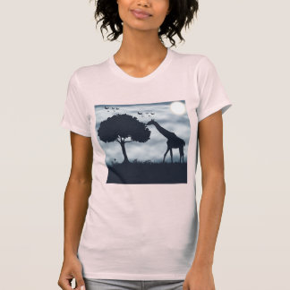 Camiseta Quando a Lua sussurra para a Girafa