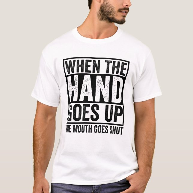 Camiseta Quando A Mão Sobe, A Boca Cai. (Frente)