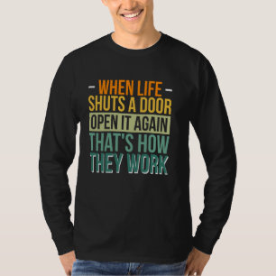Camiseta Quando a vida desliga uma porta, abre-a de novo.