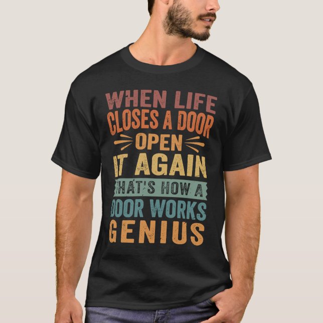 Camiseta Quando A Vida Fecha Uma Porta, Abre-A Novamente Sa (Frente)