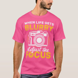 Camiseta Quando a Vida Fica Embaçada Ajuste o Foco Câmera F
