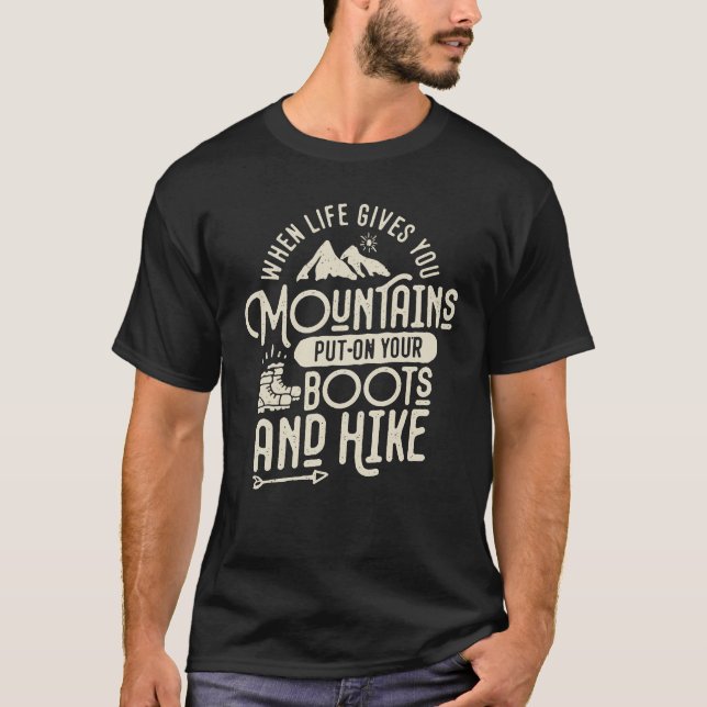 Camiseta Quando A Vida Te Dá Montanhas Caminhando Motivação (Frente)