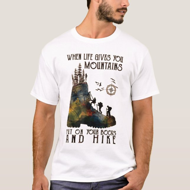 Camiseta Quando A Vida Te Dar Montanhas Colocando Suas Bota (Frente)