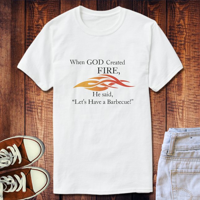 Camiseta Quando Deus Criou o fogo, vamos ter um CHURRASCO (Criador carregado)