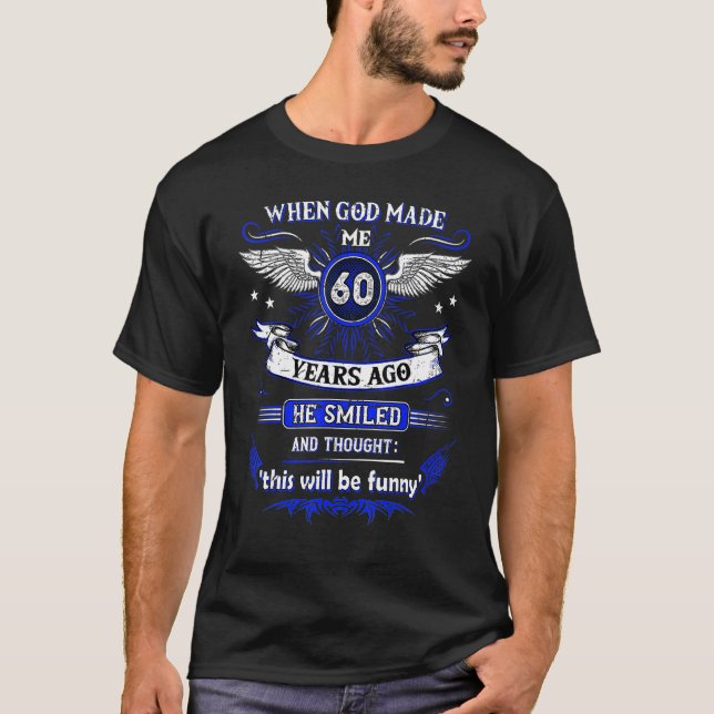 Camiseta Quando Deus Me Fez 60 Anos Atrás 60 Aniversário 1 (Frente)