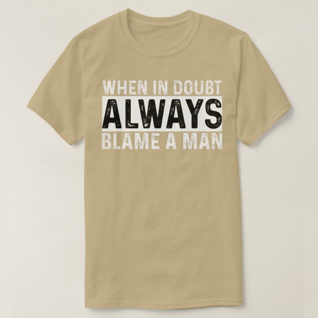 Camiseta Quando Em Dúvida Culpa Sempre Um Homem Engraçado,  (Frente do Design)