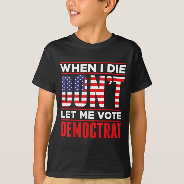 Camiseta Quando Eu Morrer Não Me Deixe Votar Democrata (Frente)