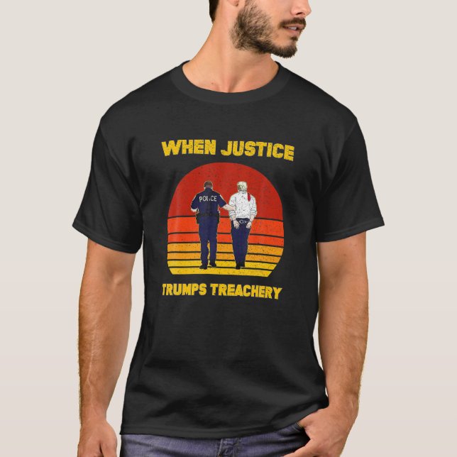 Camiseta Quando Justiça Trumula Treachery Política Anti GOP (Frente)